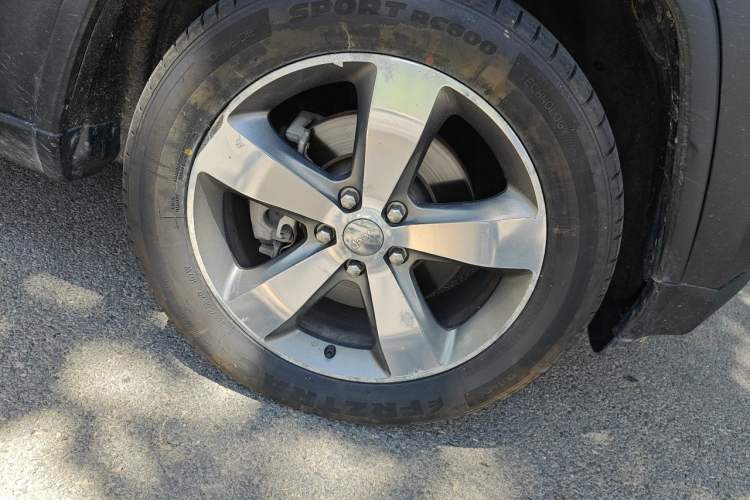 Used Jeep Grand Cherokee 2015 3.6L Luxury Navigation Edition Right Front Wheel Hub