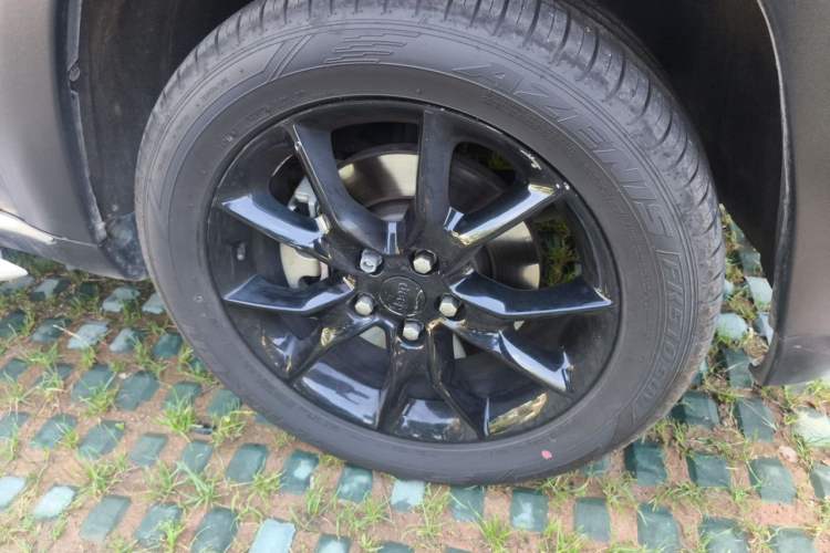 Used Jeep Grand Cherokee 2015 3.6L Flagship Prestige Edition Right Front Wheel Hub