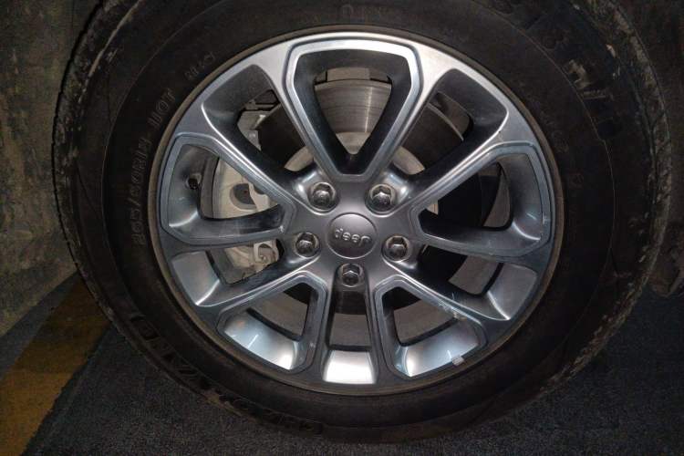 Used Jeep Grand Cherokee 2015 3.0TD Diesel Comfort Navigation Edition Right Front Wheel Hub