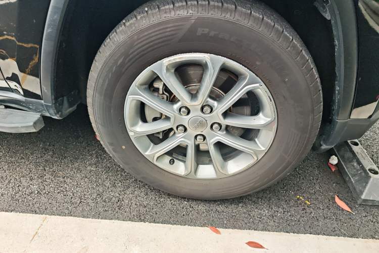 Used Jeep Grand Cherokee 2015 3.0L Comfort Navigation Edition Right Front Wheel Hub