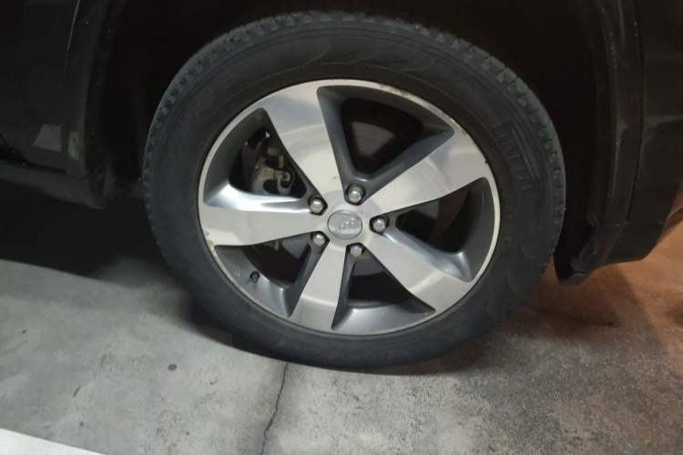Used Jeep Grand Cherokee 2015 3.6L Luxury Navigation Edition Right Front Wheel Hub