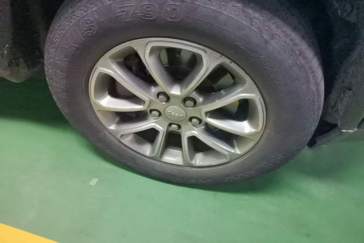 Used Jeep Grand Cherokee 2015 3.0L Comfort Navigation Edition Right Front Wheel Hub