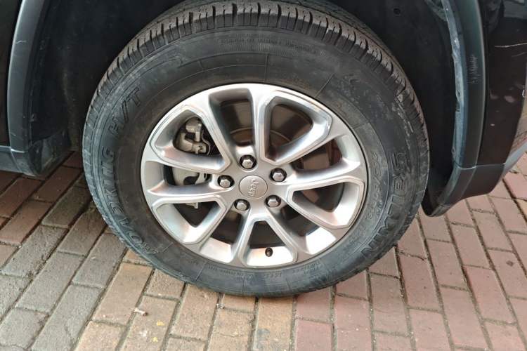 Used Jeep Grand Cherokee 2015 3.0L Elite Navigation Edition Right Front Wheel Hub