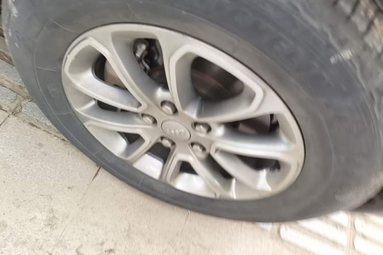 Used Jeep Grand Cherokee 2015 3.0L Comfort Navigation Edition Right Front Wheel Hub