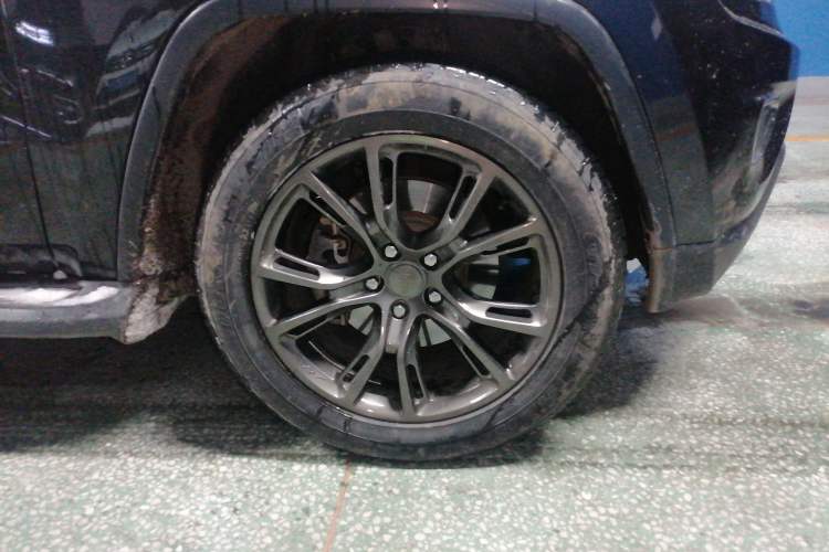 Used Jeep Grand Cherokee 2015 3.0TD Diesel Comfort Navigation Edition Right Front Wheel Hub