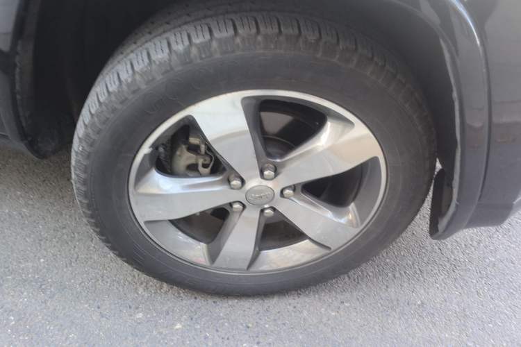 Used Jeep Grand Cherokee 2015 3.6L Luxury Navigation Edition Right Front Wheel Hub