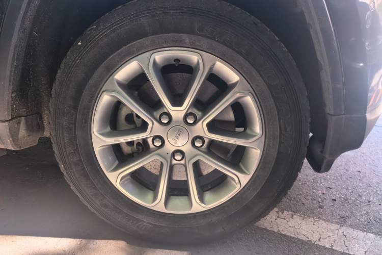 Used Jeep Grand Cherokee 2015 3.0L Comfort Navigation Edition Right Front Wheel Hub