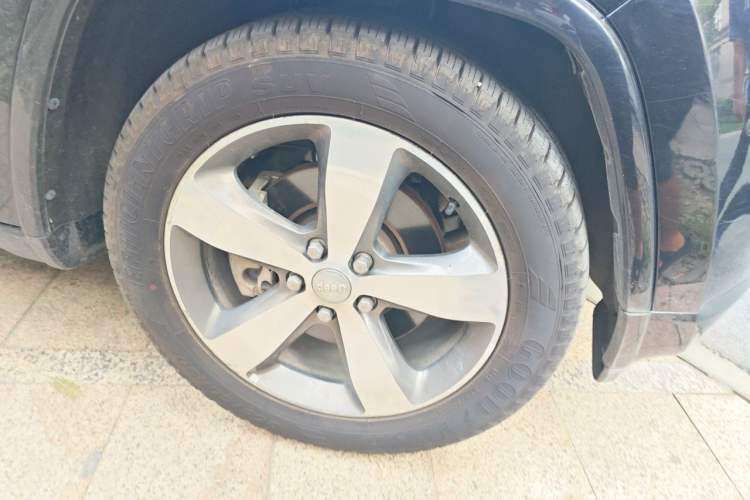 Used Jeep Grand Cherokee 2015 3.6L Luxury Navigation Edition Right Front Wheel Hub