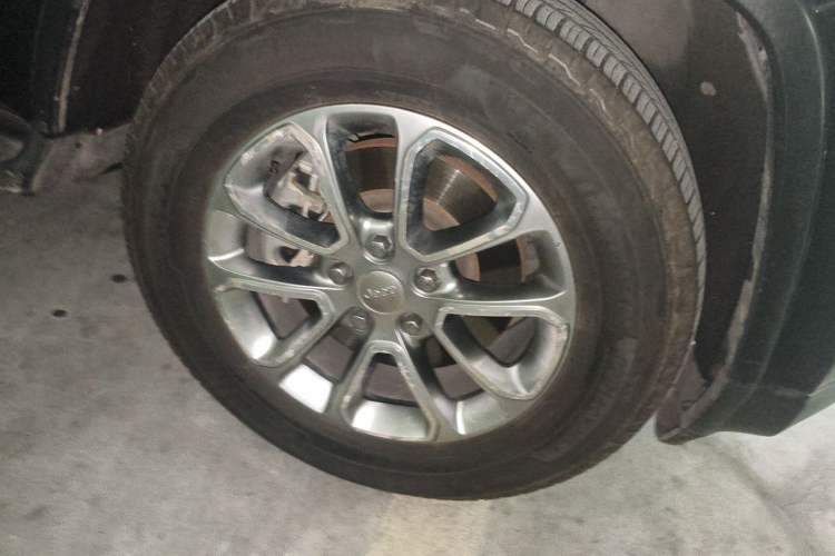 Used Jeep Grand Cherokee 2015 3.0TD Diesel Comfort Navigation Edition Right Front Wheel Hub