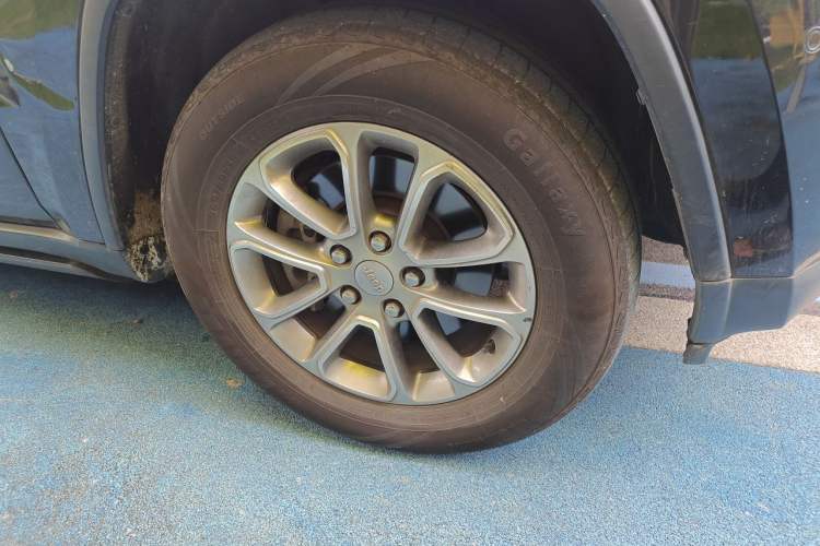 Used Jeep Grand Cherokee 2015 3.0L Elite Navigation Edition Right Front Wheel Hub
