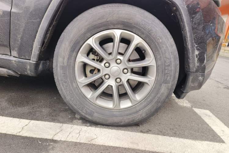 Used Jeep Grand Cherokee 2015 3.0TD Diesel Comfort Navigation Edition Right Front Wheel Hub