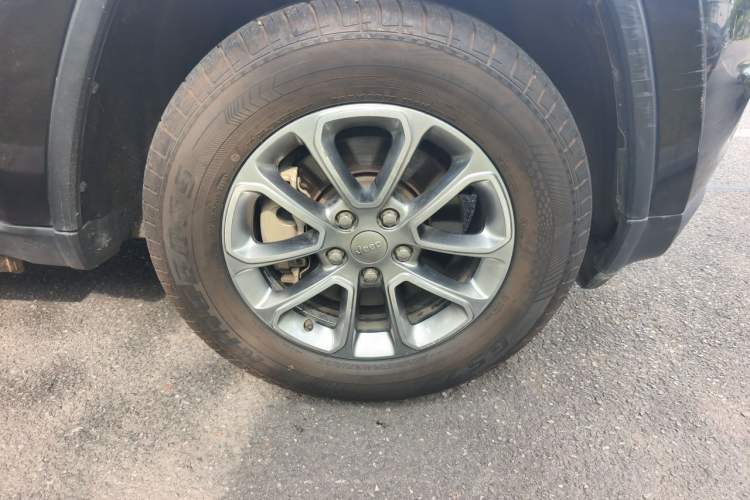 Used Jeep Grand Cherokee 2015 3.0L Comfort Navigation Edition Right Front Wheel Hub