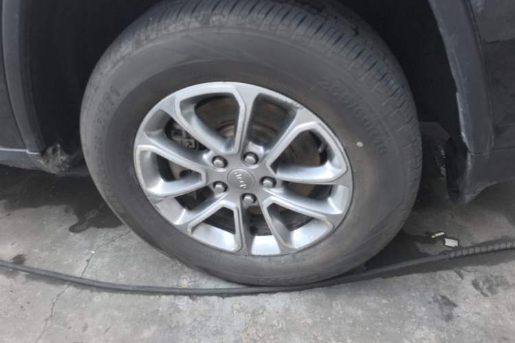 Used Jeep Grand Cherokee 2015 3.0TD Diesel Elite Navigation Edition Right Front Wheel Hub
