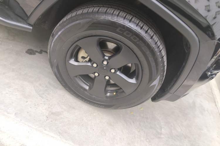 Used Jeep Grand Cherokee 2015 3.0L Elite Navigation Edition Right Front Wheel Hub
