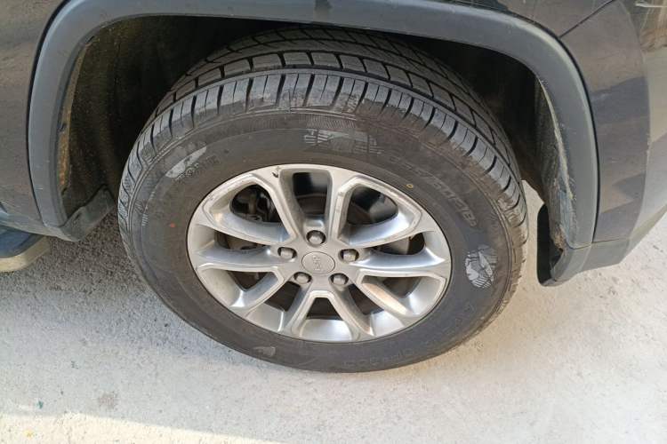 Used Jeep Grand Cherokee 2015 3.0L Elite Navigation Edition Right Front Wheel Hub
