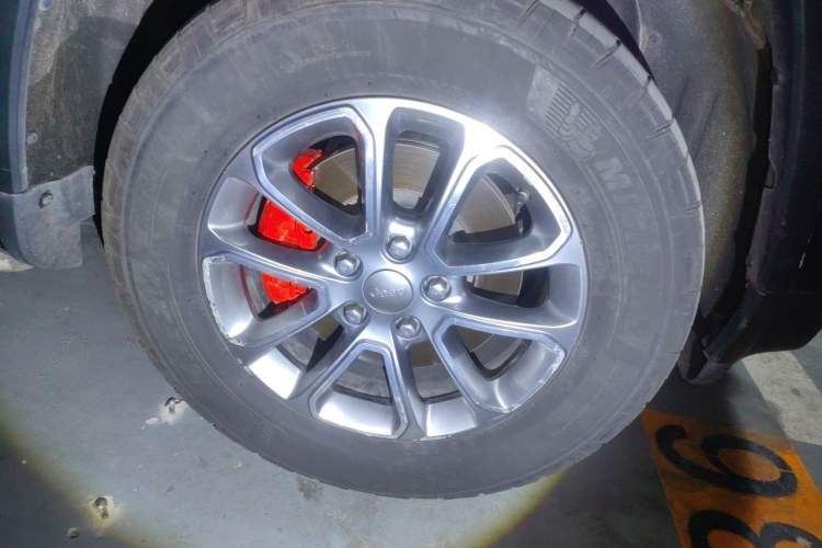 Used Jeep Grand Cherokee 2015 3.6L Elite Navigation Edition Right Front Wheel Hub