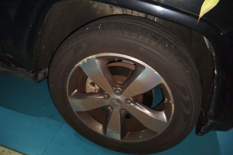 Used Jeep Grand Cherokee 2015 3.6L Elite Navigation Edition Right Front Wheel Hub