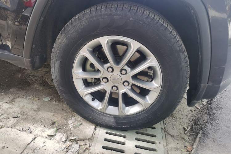 Used Jeep Grand Cherokee 2015 3.0TD Diesel Comfort Navigation Edition Right Front Wheel Hub