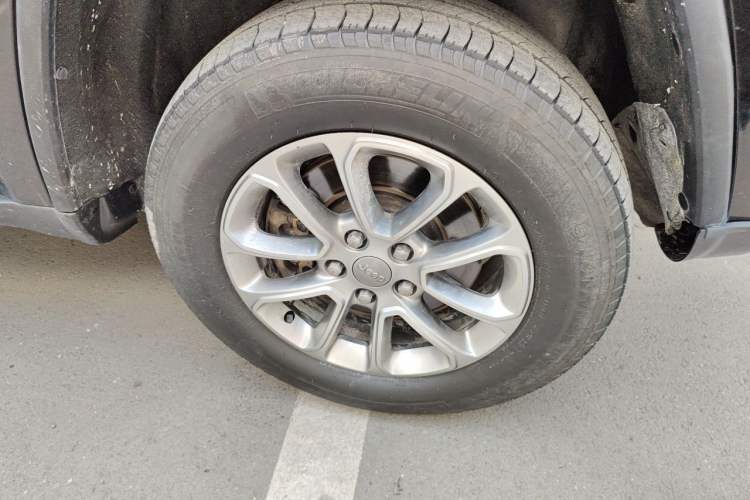Used Jeep Grand Cherokee 2015 3.0TD Diesel Comfort Navigation Edition Right Front Wheel Hub