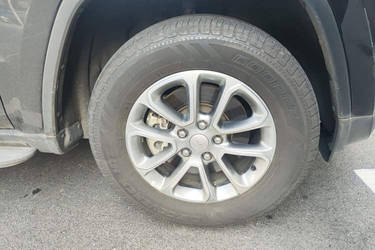 Used Jeep Grand Cherokee 2015 3.0L Comfort Navigation Edition Right Front Wheel Hub