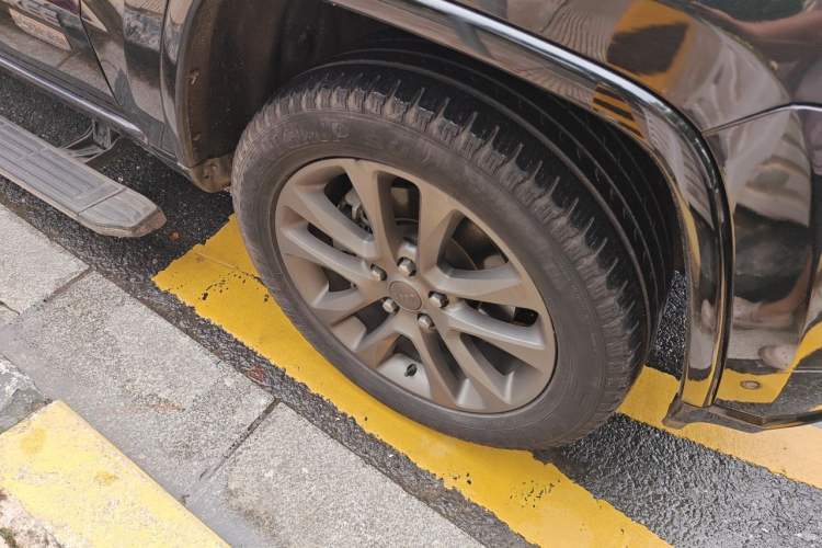 Used Jeep Grand Cherokee 2015 3.0TD Diesel Comfort Navigation Edition Right Front Wheel Hub