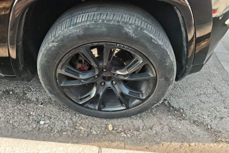 Used Jeep Grand Cherokee 2015 3.6L Luxury Navigation Edition Right Front Wheel Hub