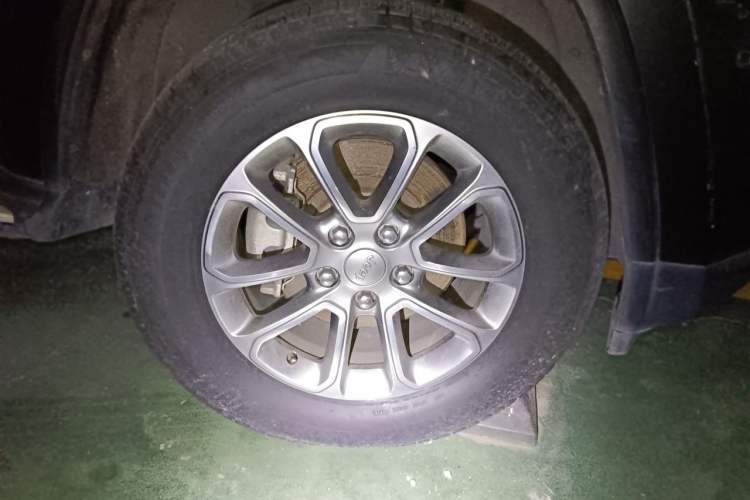 Used Jeep Grand Cherokee 2015 3.0L Comfort Navigation Edition Right Front Wheel Hub