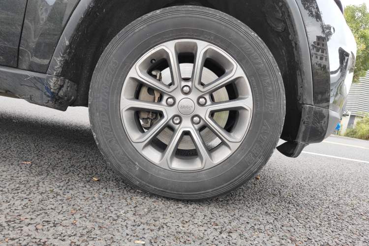 Used Jeep Grand Cherokee 2015 3.0TD Diesel Comfort Navigation Edition Right Front Wheel Hub