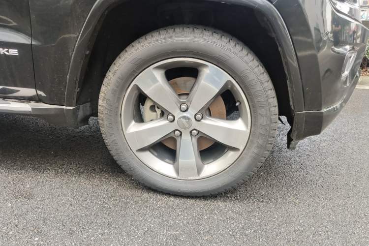Used Jeep Grand Cherokee 2015 3.6L Luxury Navigation Edition Right Front Wheel Hub