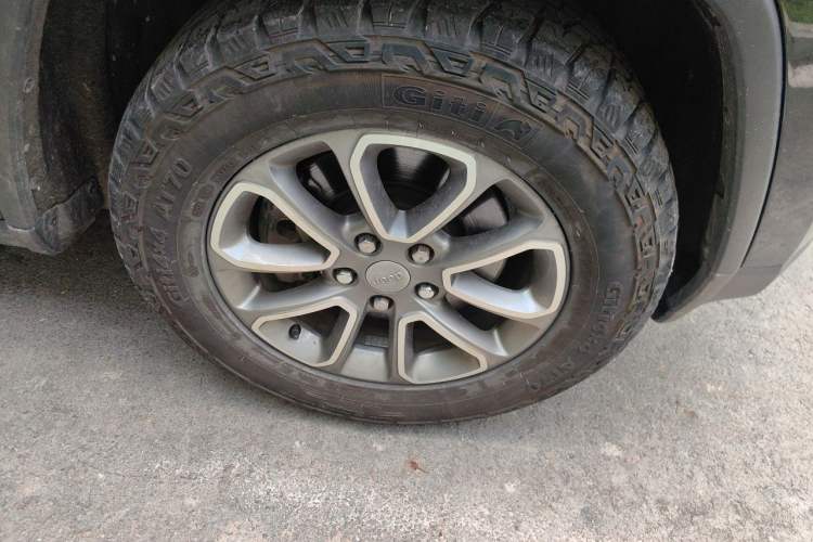 Used Jeep Grand Cherokee 2015 3.0L Comfort Navigation Edition Right Front Wheel Hub