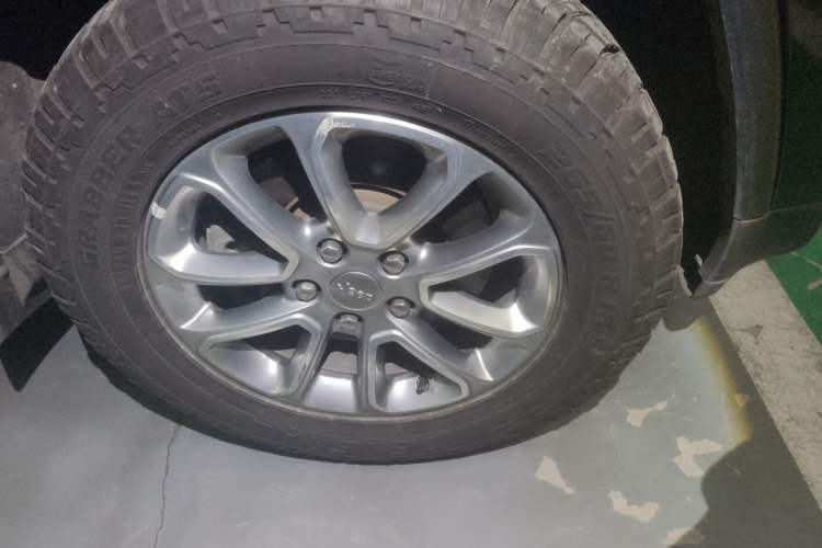 Used Jeep Grand Cherokee 2015 3.0L Comfort Navigation Edition Right Front Wheel Hub