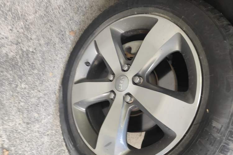 Used Jeep Grand Cherokee 2015 3.6L Luxury Navigation Edition Right Front Wheel Hub