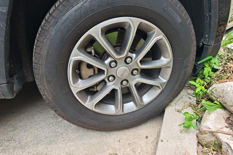 Used Jeep Grand Cherokee 2015 3.0L Comfort Navigation Edition Right Front Wheel Hub