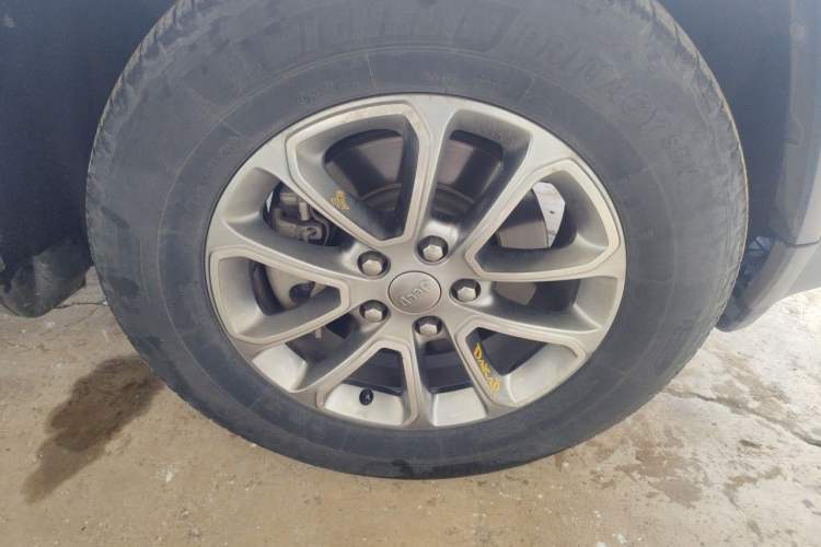 Used Jeep Grand Cherokee 2015 3.0TD Diesel Comfort Navigation Edition Right Front Wheel Hub