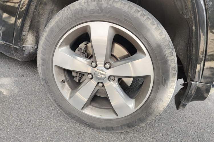 Used Jeep Grand Cherokee 2015 3.6L Elite Navigation Edition Right Front Wheel Hub