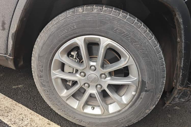 Used Jeep Grand Cherokee 2015 3.0TD Diesel Comfort Navigation Edition Right Front Wheel Hub