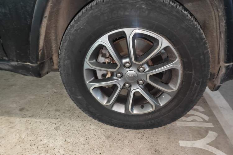 Used Jeep Grand Cherokee 2015 3.6L Elite Navigation Edition Right Front Wheel Hub