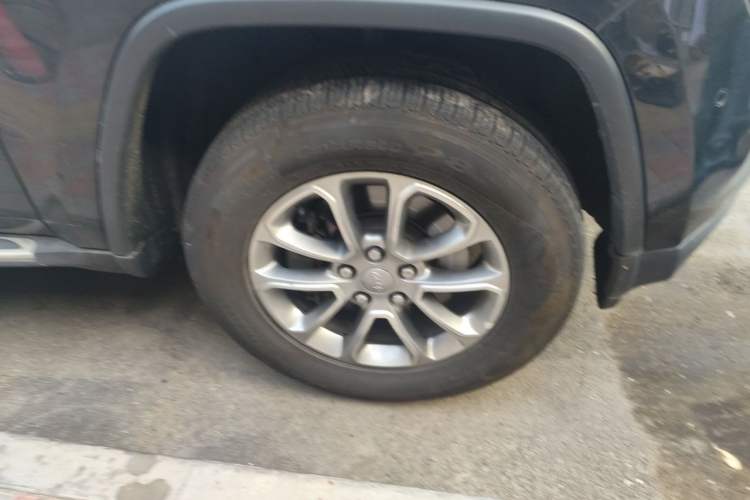 Used Jeep Grand Cherokee 2015 3.0L Comfort Navigation Edition Right Front Wheel Hub