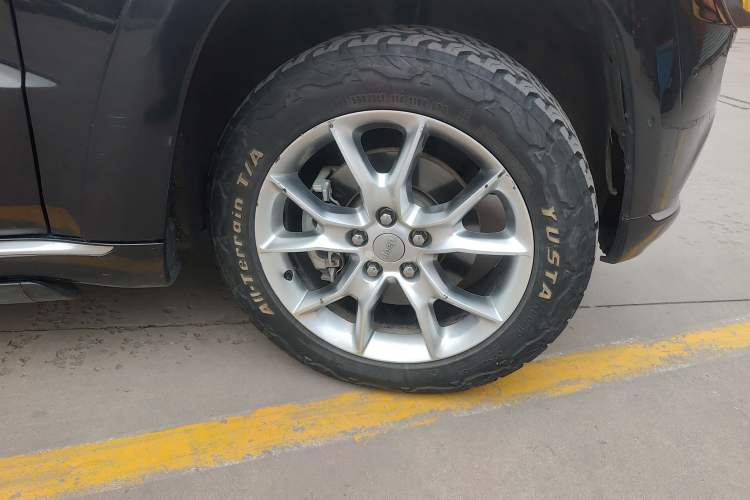 Used Jeep Grand Cherokee 2015 3.6L Flagship Prestige Edition Right Front Wheel Hub