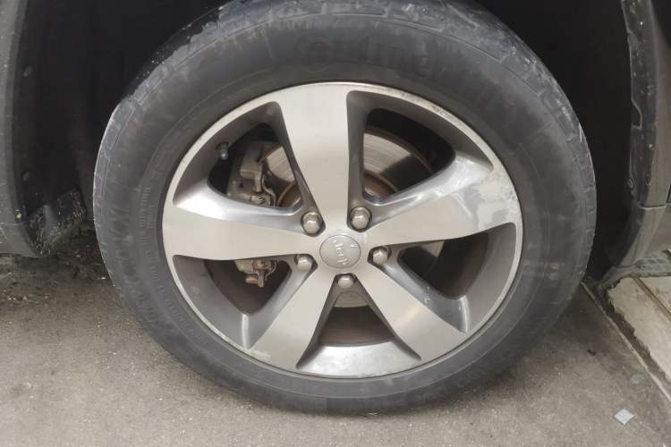 Used Jeep Grand Cherokee 2015 3.6L Luxury Navigation Edition Right Front Wheel Hub