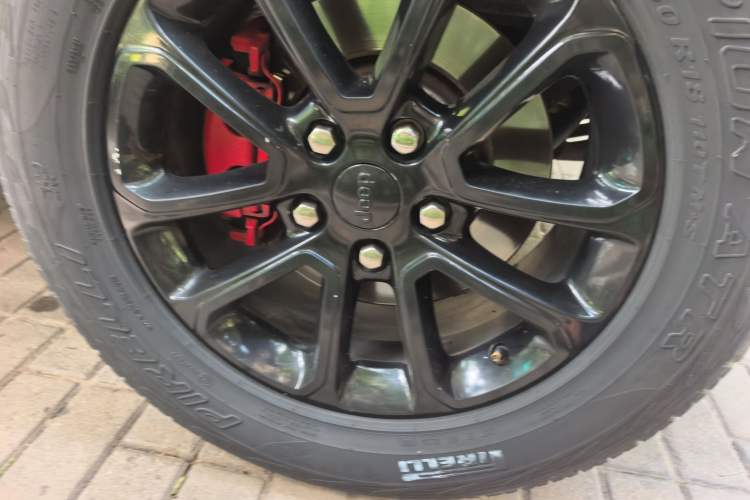 Used Jeep Grand Cherokee 2015 3.0L Comfort Navigation Edition Right Front Wheel Hub