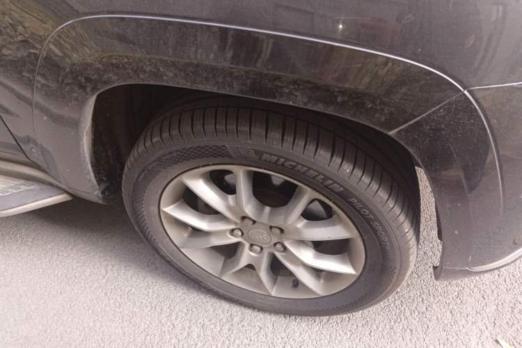 Used Jeep Grand Cherokee 2015 3.6L Flagship Prestige Edition Right Front Wheel Hub