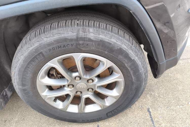Used Jeep Grand Cherokee 2015 3.0L Elite Navigation Edition Right Front Wheel Hub