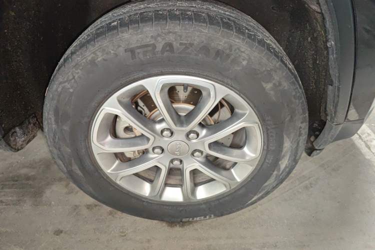 Used Jeep Grand Cherokee 2015 3.0L Comfort Navigation Edition Right Front Wheel Hub