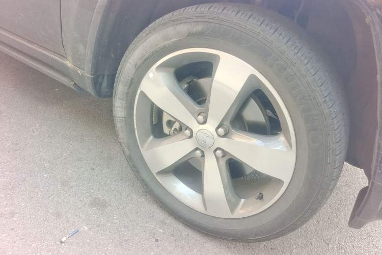 Used Jeep Grand Cherokee 2015 3.6L Luxury Navigation Edition Right Front Wheel Hub