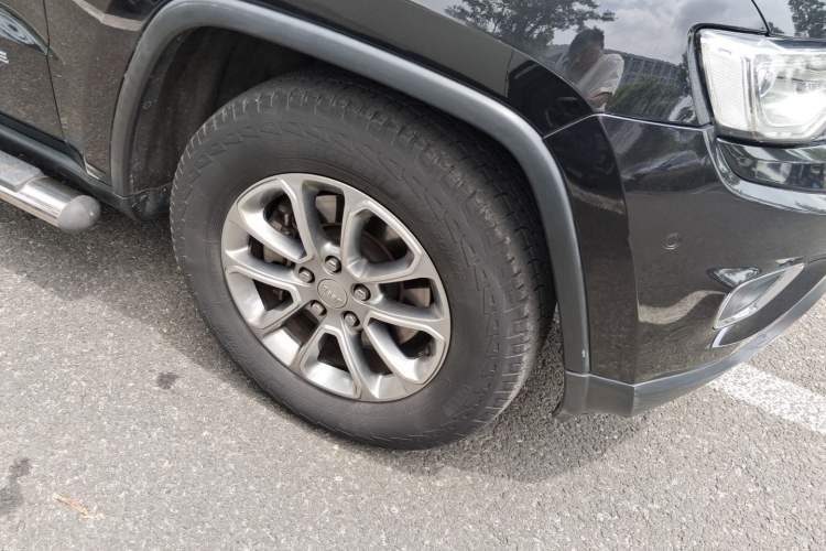 Used Jeep Grand Cherokee 2015 3.0TD Diesel Comfort Navigation Edition Right Front Wheel Hub