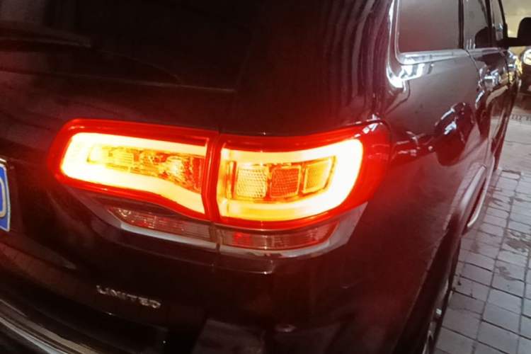 Used Jeep Grand Cherokee 2015 3.0L Comfort Navigation Edition Right Rear Taillight