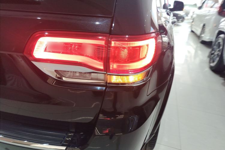 Used Jeep Grand Cherokee 2015 3.6L Luxury Navigation Edition Right Rear Taillight