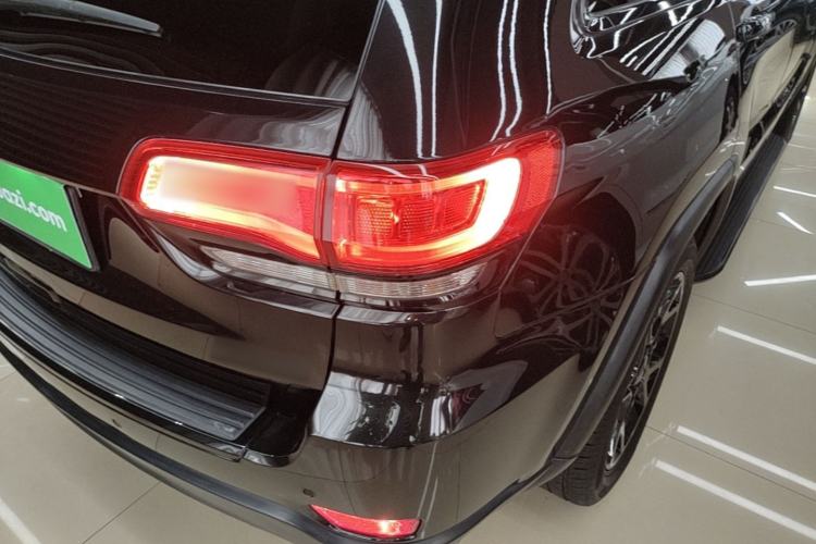 Used Jeep Grand Cherokee 2015 3.0L Comfort Navigation Edition Right Rear Taillight