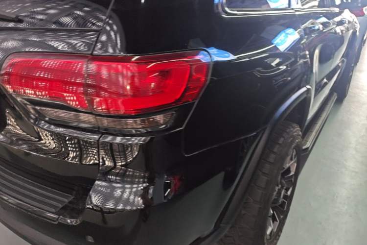 Used Jeep Grand Cherokee 2015 3.0L Comfort Navigation Edition Right Rear Taillight